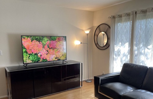 Downtown Apartamento | Phenomenal 2BD 2Bath 2-parking Apartment in the heart of Glendale