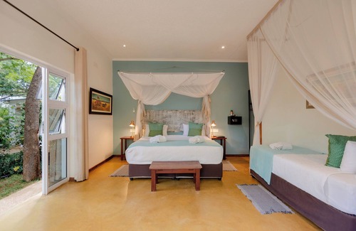 Victoria Falls Cabina | PheZulu Guest Lodge