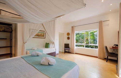 Victoria Falls Cabina | PheZulu Guest Lodge