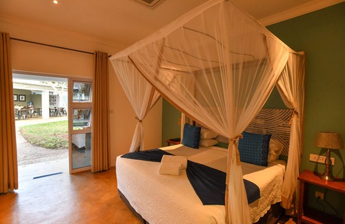 Victoria Falls Cabina | PheZulu Guest Lodge