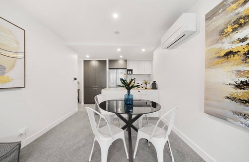 Phillip Apartamento | Phillip 2-Bed: Chic Interiors, Amazing Amenities