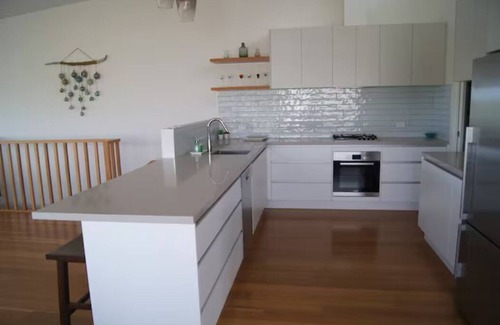 Surf Beach Casa | Phillip Island. 1 to 16 people. Linens included. Fast WiFi. 2 mins walk to beach