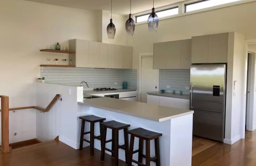 Surf Beach Casa | Phillip Island. 1 to 16 people. Linens included. Fast WiFi. 2 mins walk to beach