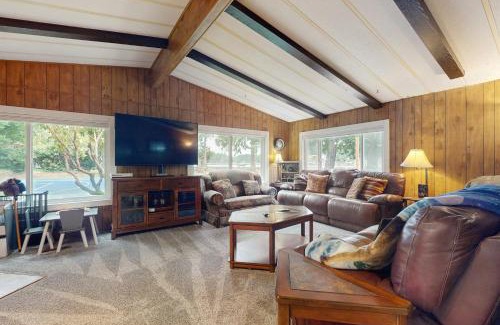 Shelton Casa | Phillips Lake Escape