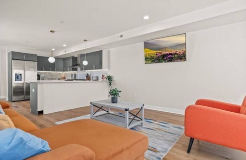 South Philadelphia Apartamento | Philly Skyline View Home w/ Hot Tub & Games