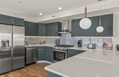 South Philadelphia Apartamento | Philly Skyline View Home w/ Hot Tub & Games