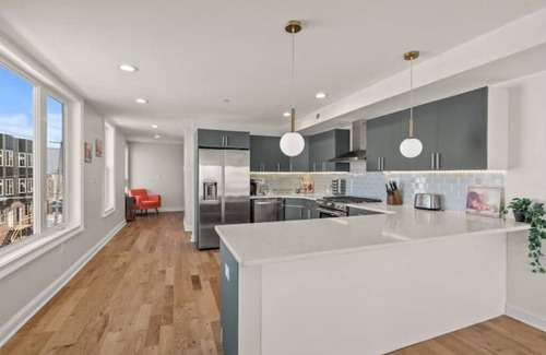 South Philadelphia Apartamento | Philly Skyline View Home w/ Hot Tub & Games