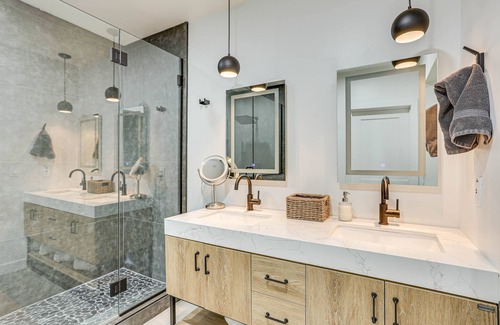Camelback East Casa | Phoenix Home: Pool, Hot Tub, Putting Green + More!