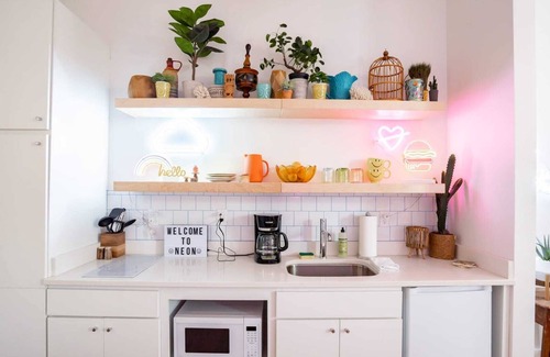 Covington Apartamento | Pickle Factory Neon Lights Studio