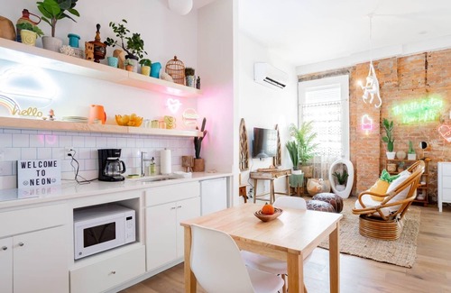 Covington Apartamento | Pickle Factory Neon Lights Studio