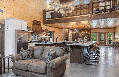 Broken Bow Cabina | Pickleball/Bowling/MiniGolf/Sauna/7 Beds Sleeps31!