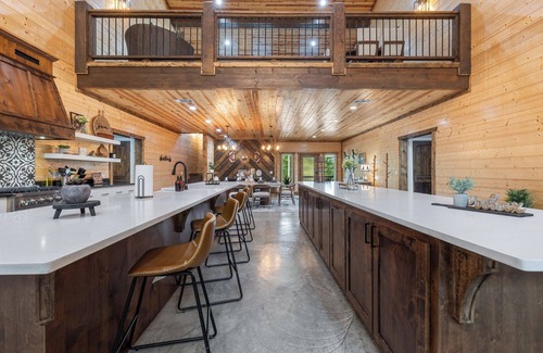 Broken Bow Cabina | Pickleball/Bowling/MiniGolf/Sauna/7 Beds Sleeps31!