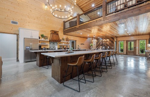 Broken Bow Cabina | Pickleball/Bowling/MiniGolf/Sauna/7 Beds Sleeps31!