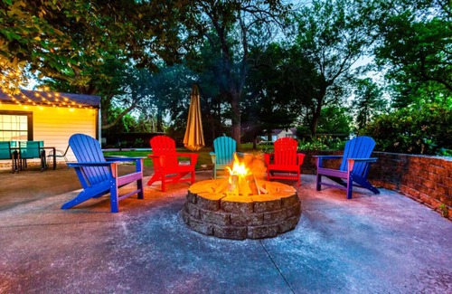 West Des Moines Casa | Pickleball/Foosball/Arcade/Fire Pit/Patio