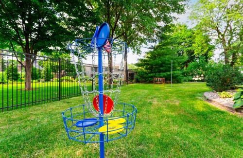 West Des Moines Casa | Pickleball/Foosball/Arcade/Fire Pit/Patio