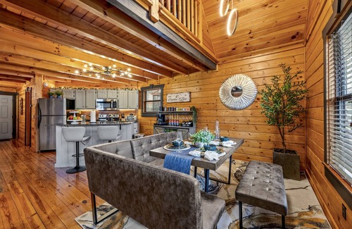Pittman Center Cabina | Swimming Pool | Pickleball | Hot Tub | Game Room | Gym | Sleeps 6 | Resort GSMNP