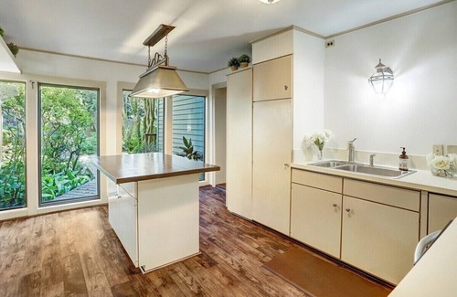 Greater East End Casa | Pickleball | Hottub| Basketball | 6000sqft | Bar