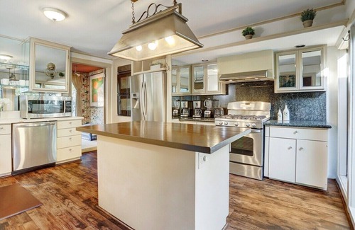Greater East End Casa | Pickleball | Hottub| Basketball | 6000sqft | Bar