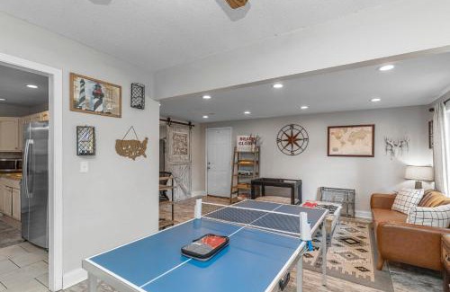 Fort Walton Beach Casa | Pickleball Pets Ping-Pong Fire Pit 2m to Beach