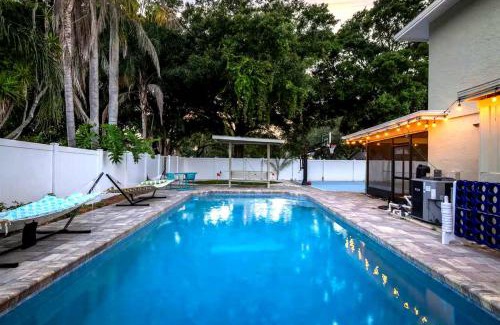 Seminole Casa | Pickleball~ Pool~ Game Room~ 5 min to Beach