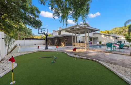 Seminole Casa | Pickleball~ Pool~ Game Room~ 5 min to Beach