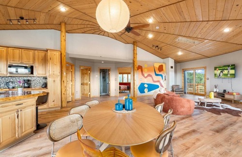 Williams Casa | Pickleball Retreat| Stargazing| Jacuzzi| Game Room