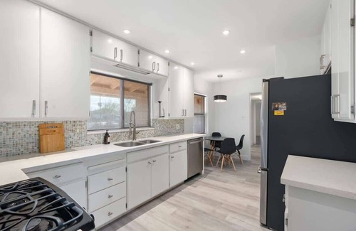 Bel Air Casa | Pickleball | Sparkling Pool | Mini Putt | Sleeps14