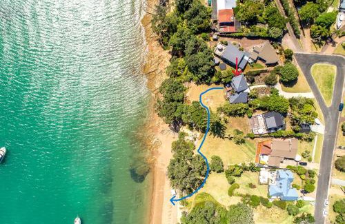 Surfdale Casa | Picnic Bay Hideaway - Be My Guest Waiheke