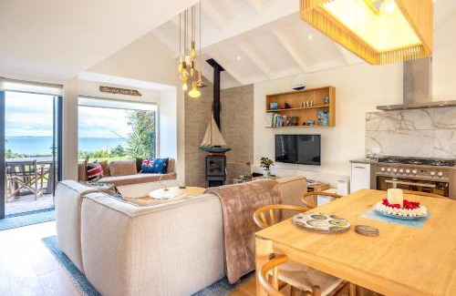 Surfdale Casa | Picnic Bay Hideaway - Be My Guest Waiheke
