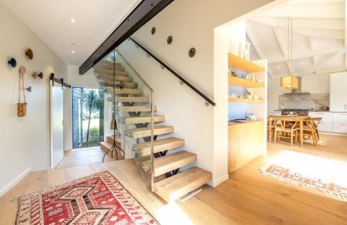 Surfdale Casa | Picnic Bay Hideaway - Be My Guest Waiheke