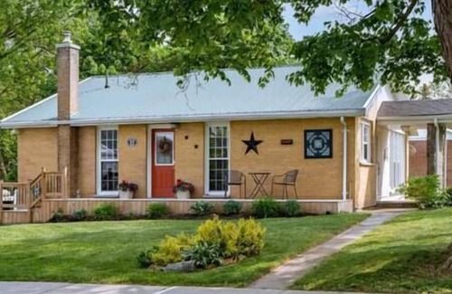 Prince Edward Casa | Picton Retreat | Serene, Stylish & Great Amenities