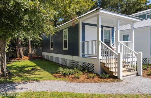 Ocean Springs Cabaña | Picture book community in Downtown