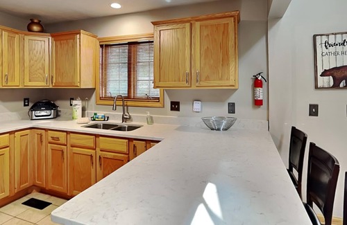 Mountainside Casa | Casa ubicada en el centro con jacuzzi y shuffleboard!