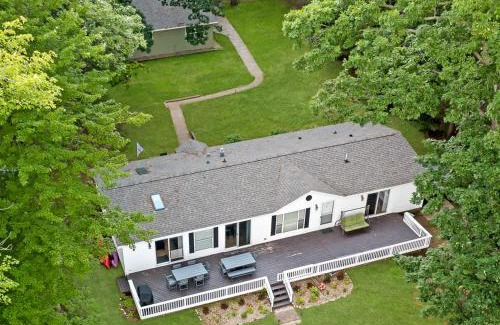 Pullman Casa | Picture Perfect Dual Home on the Lake