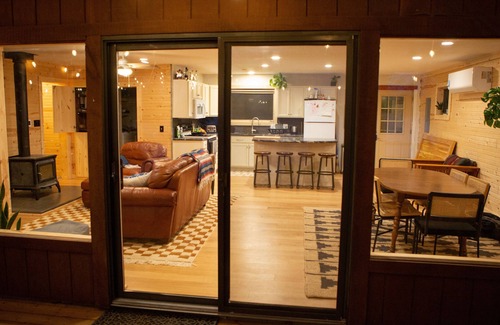 Mayfield Cabaña | Picture-Perfect Lakeside Cottage with Hot Tub