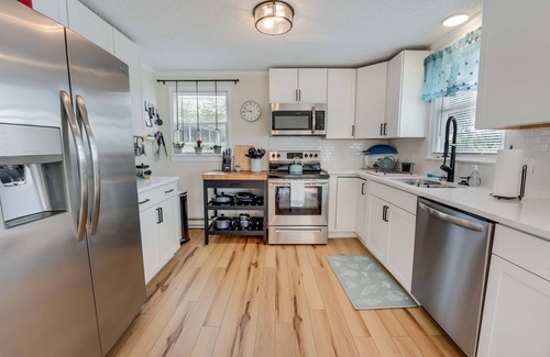 Colonial Beach Casa | Picture Perfect Waterfront in town Sleeps 6 Expansive Outdoor dining area
