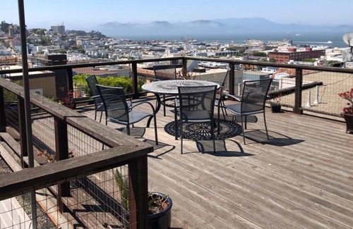 Telegraph Hill Apartamento | Picture Postcard North Beach Apartment with Stunning Views of Golden Gate Bridge