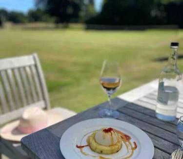 Stedham Casa | Picturebook cottage on prestigious polo estate