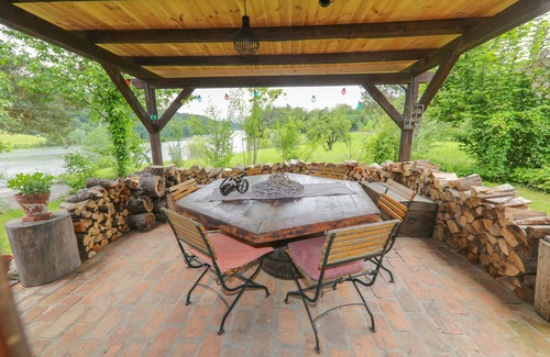 Celje Casa | Picturesque Lake House with a View - @JollyGetaways
