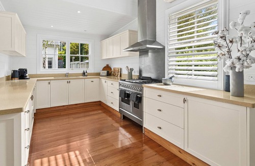 Burrawang Casa | Picturesque 3-Bed Rural Cottage with a Lush Garden