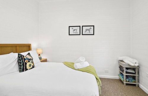 Burrawang Casa | Picturesque 3-Bed Rural Cottage with a Lush Garden