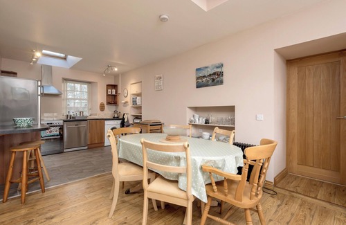 Aberlady Cabaña | Picturesque 3-bedroom historic cottage, set in beautiful grounds. Sleeps 6.
