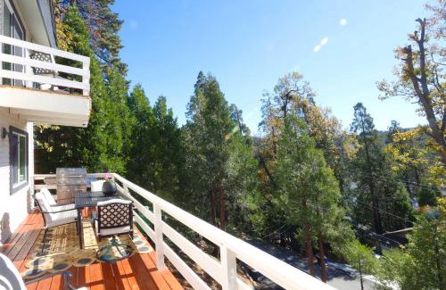 Crestline Casa | Picturesque Cabin 2 Balconies, Walk to Lake!