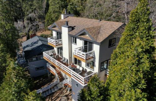 Crestline Casa | Picturesque Cabin 2 Balconies, Walk to Lake!