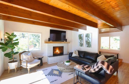 Crestline Casa | Picturesque Cabin 2 Balconies, Walk to Lake!
