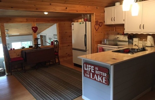 Feronia Cabaña | Picturesque Cottage w/ hot tub on Trout Lake