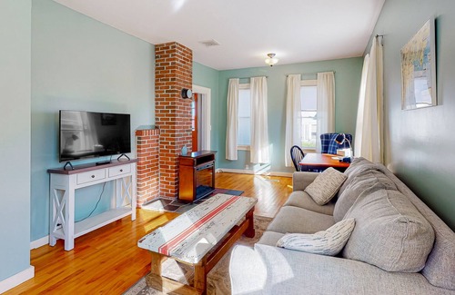 Port Clyde Casa | Picturesque cottage with full kitchen, sun room, private washer/dryer, & WiFi