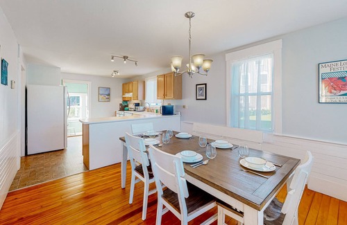 Port Clyde Casa | Picturesque cottage with full kitchen, sun room, private washer/dryer, & WiFi