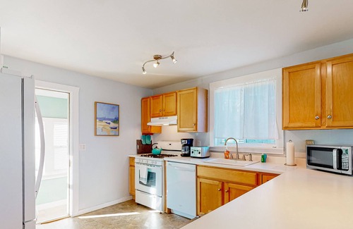Port Clyde Casa | Picturesque cottage with full kitchen, sun room, private washer/dryer, & WiFi