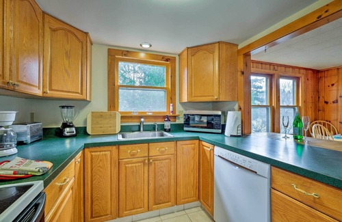 Hinsdale Cabaña | ¡NUEVO! Encantadora casa de campo de Berkshires en el lago Ashmere